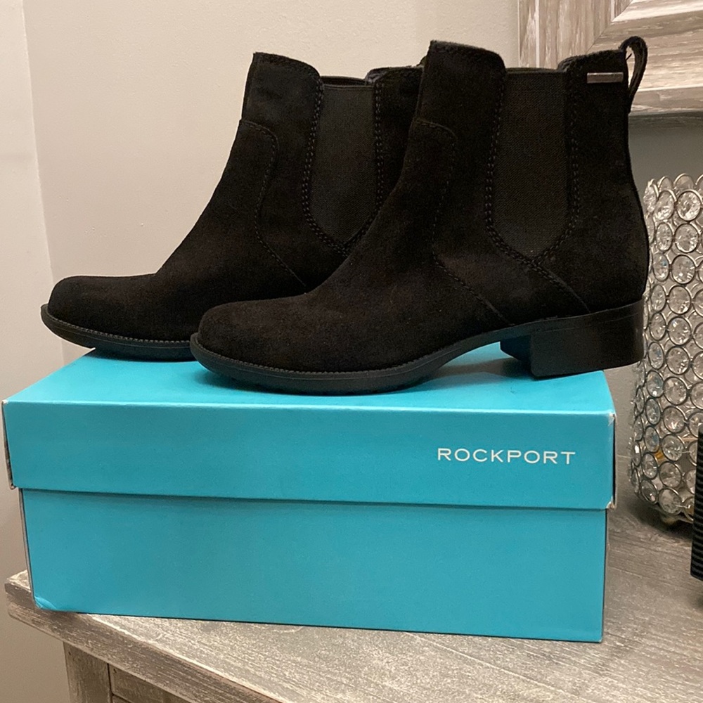 New without tags Rockport size 7 booties.